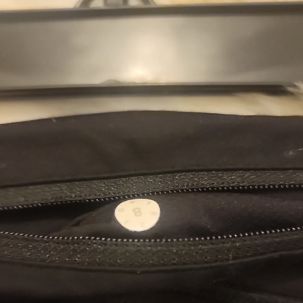 lululemon Black Cropped 23 Inch athletica Leggings Size 8 - Picture 6 of 8